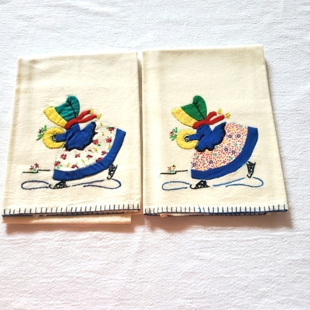 Vintage Handmade Embroidered Set of 2 Amish Tea Towels‎